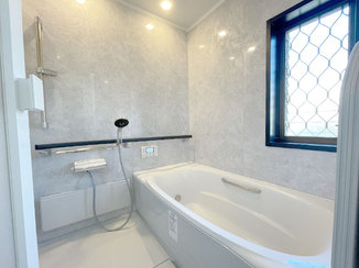 バスルームリフォーム 人造大理石浴槽の高級感あるバスルーム