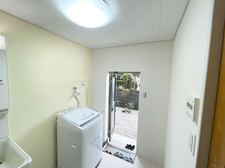 洗面リフォーム 断熱対策で寒さを軽減した、明るくすっきりした洗面室