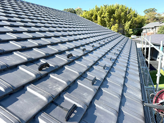 外壁・屋根リフォーム 隣家への落雪を防ぐ安心設置の雪止め