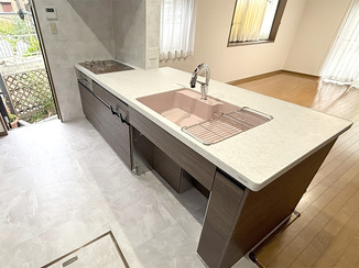 キッチンリフォーム 対面化で広々使える、収納力も確保したキッチン