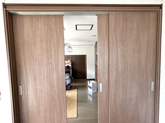 内装リフォーム 隙間を改善し、開けやすく断熱性のある引き戸