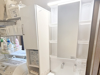 洗面リフォーム 照明が明るくなり、必要なものがすぐ手に取れる洗面化粧台