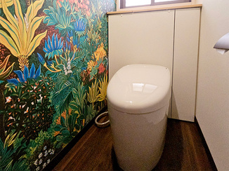 トイレリフォーム 大胆なクロスが引き立つおしゃれなレストルーム