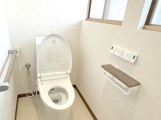 トイレリフォーム 将来を見据え、手すりを設置した安心感のあるレストルーム