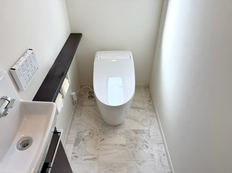 トイレリフォーム 床も一新し清潔感あふれるレストルーム